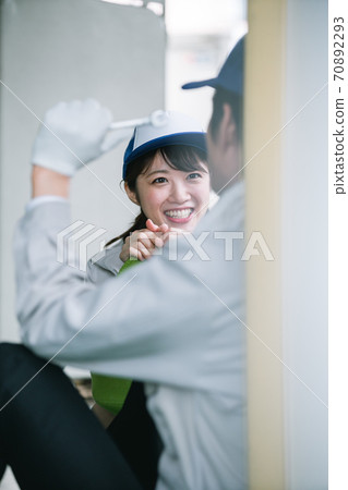 A young woman handing a handmade lunch at work 70892293