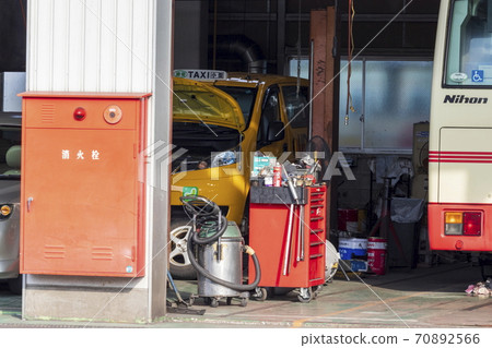 Automobile repair shop 70892566