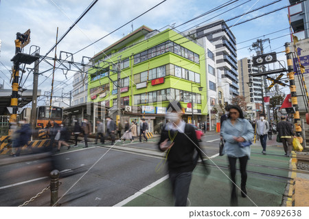 東京板橋區早晨通勤時的市民街道下高塚站前廣場的城市風光 70892638