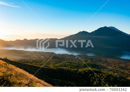 巴圖爾山上的早晨 70893162