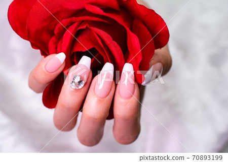 Bridal nails and roses 70893199
