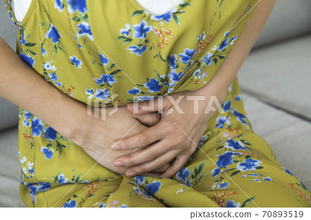腹痛 70893519
