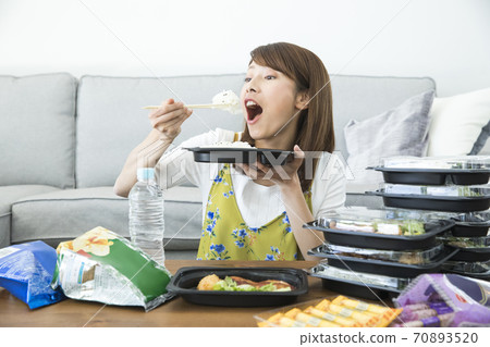 一個大眼睛的女人 70893520
