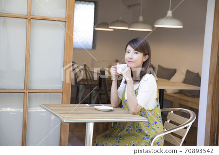 Woman relaxing in a cafe 70893542