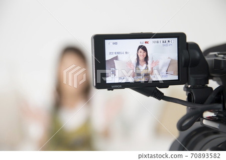 拍電影的女性 70893582