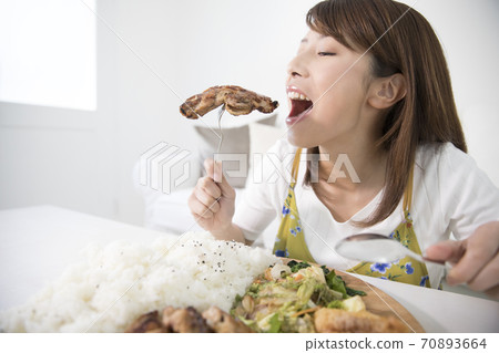 一個大眼睛的女人 一個大眼睛的女人 70893664