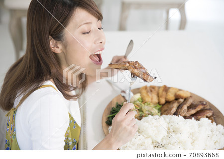 A big-eyed woman 70893668