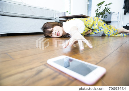 一個女人摔倒了 70893684