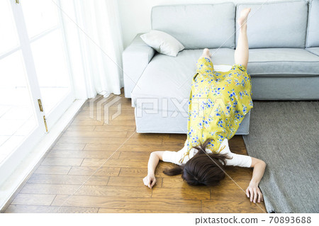一個女人摔倒了 70893688