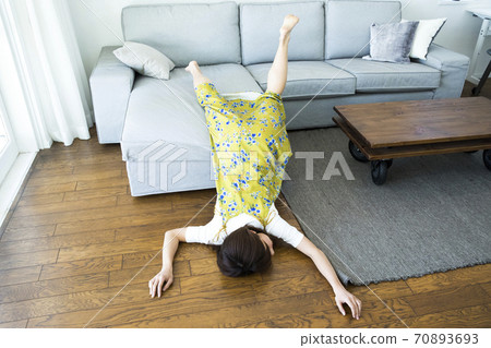 A woman fell down 70893693
