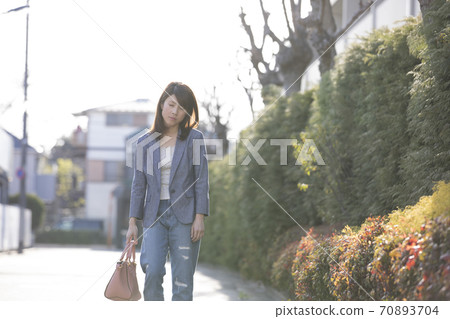 depressed woman 70893704