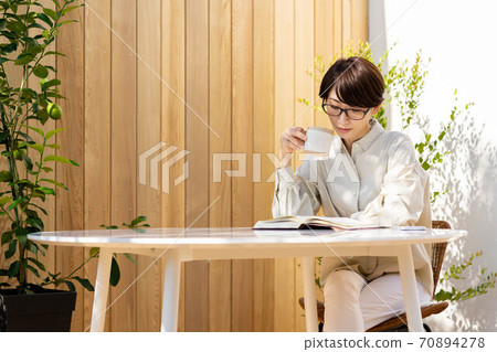 Women's terrace reading, relaxing lifestyle Women's terrace reading, relaxing lifestyle 70894278