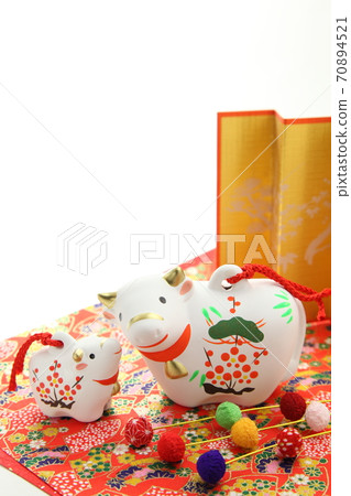 新年賀卡材料,白色背景,父母和孩子,金劍,垂直 新年賀卡材料,白色背景,父母和孩子,金劍,垂直 70894521