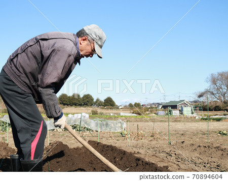 在外地工作的老人 70894604