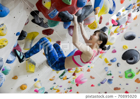 Woman bouldering Woman bouldering 70895020