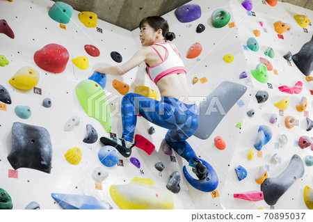 Woman bouldering 70895037
