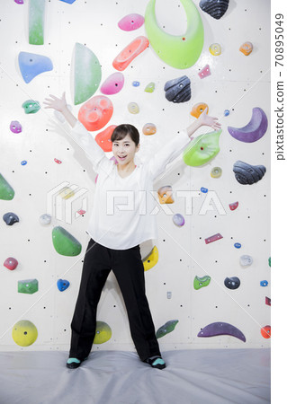 Woman bouldering 70895049