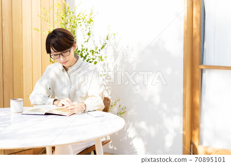 婦女的露台閱讀,輕鬆的生活方式 婦女的露台閱讀,輕鬆的生活方式 70895101