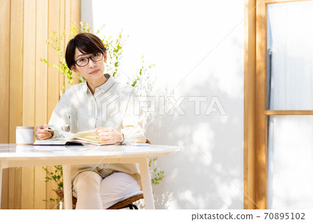 婦女的露台閱讀,輕鬆的生活方式 婦女的露台閱讀,輕鬆的生活方式 70895102