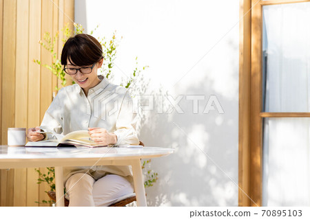 婦女的露台閱讀，輕鬆的生活方式 70895103
