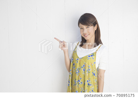 Female pointing Female pointing 70895175