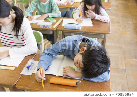 小學生打zing睡 70896984