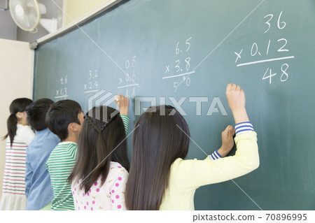 小學生在黑板上寫 小學生在黑板上寫 70896995