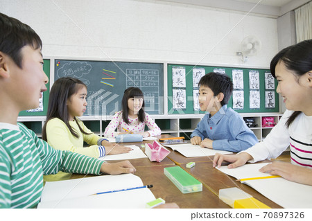 Elementary school students doing group learning Elementary school students doing group learning 70897326