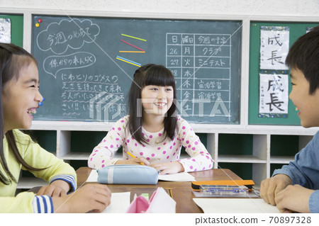Elementary school students doing group learning Elementary school students doing group learning 70897328