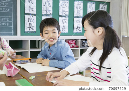 Elementary school students doing group learning Elementary school students doing group learning 70897329