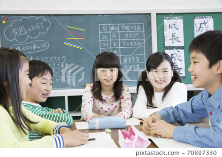 Elementary school students doing group learning Elementary school students doing group learning 70897330
