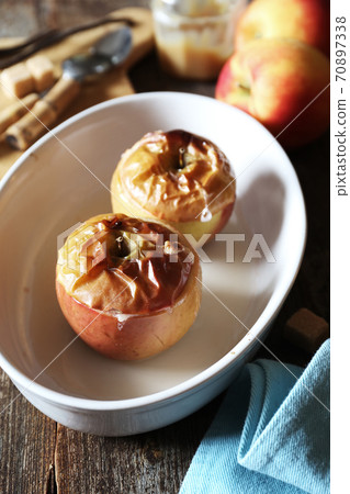 Baked apples with salted caramel 70897338