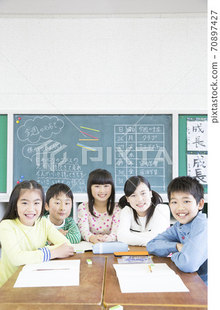 Elementary school students doing group learning 70897427