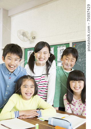 Elementary school student image Elementary school student image 70897429