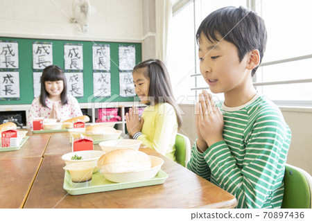 Elementary school students who eat lunch Elementary school students who eat lunch 70897436