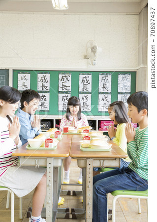 Elementary school students who eat lunch Elementary school students who eat lunch 70897437