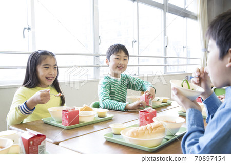 Elementary school students who eat lunch Elementary school students who eat lunch 70897454