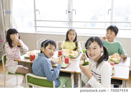 吃午飯的小學生 吃午飯的小學生 70897459