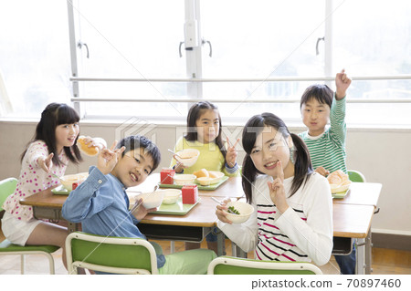 吃午飯的小學生 70897460