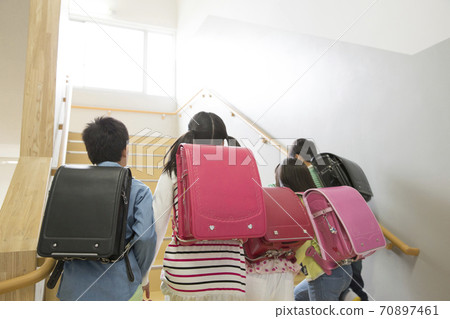 Elementary school student climbing stairs Elementary school student climbing stairs 70897461