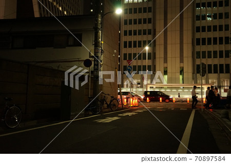 Tokyo night view / Roppongi Hills from the back alley of Azabujuban, Minato-ku 70897584