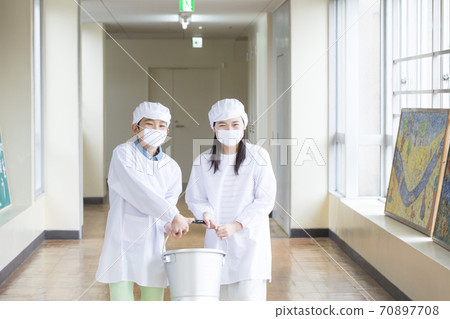 Children carrying school lunch 70897708