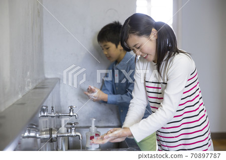 Elementary school student washing hands Elementary school student washing hands 70897787