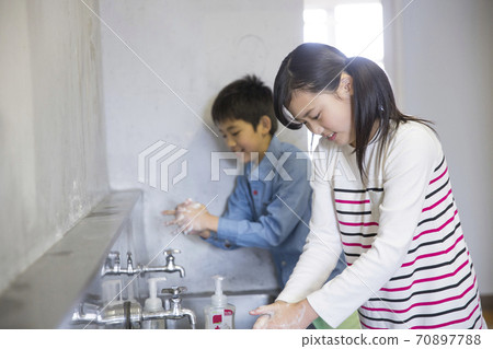 Elementary school student washing hands Elementary school student washing hands 70897788