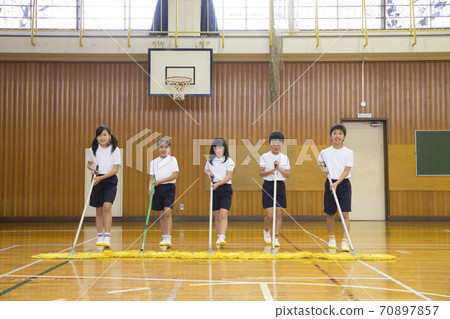 小學生清潔體育館 70897857