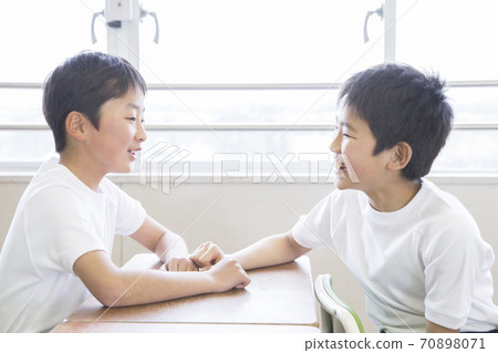 Elementary school students to talk Elementary school students to talk 70898071