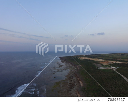 Morning of the sea in Okinawa-Aerial photography with a drone (near Peace Creation Forest Park / Yamagusuku, Itoman City, Okinawa Prefecture) 70898317