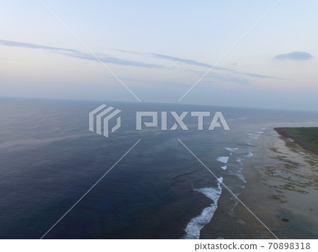 在無人駕駛飛機沖繩空中攝影的早晨（沖繩縣絲滿市和平創造森林公園/氮山城附近） 70898318