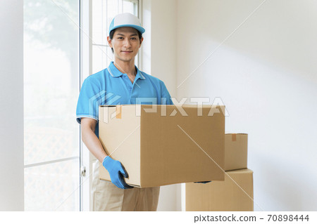 Moving company_male staff 70898444