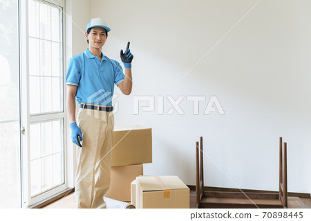 Moving company_male staff 70898445
